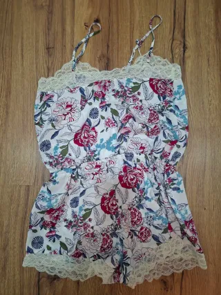 Mono corto floral con encaje