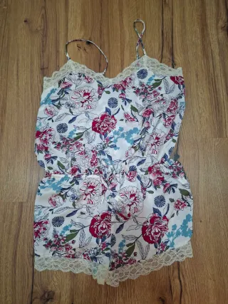 Mono corto floral con encaje