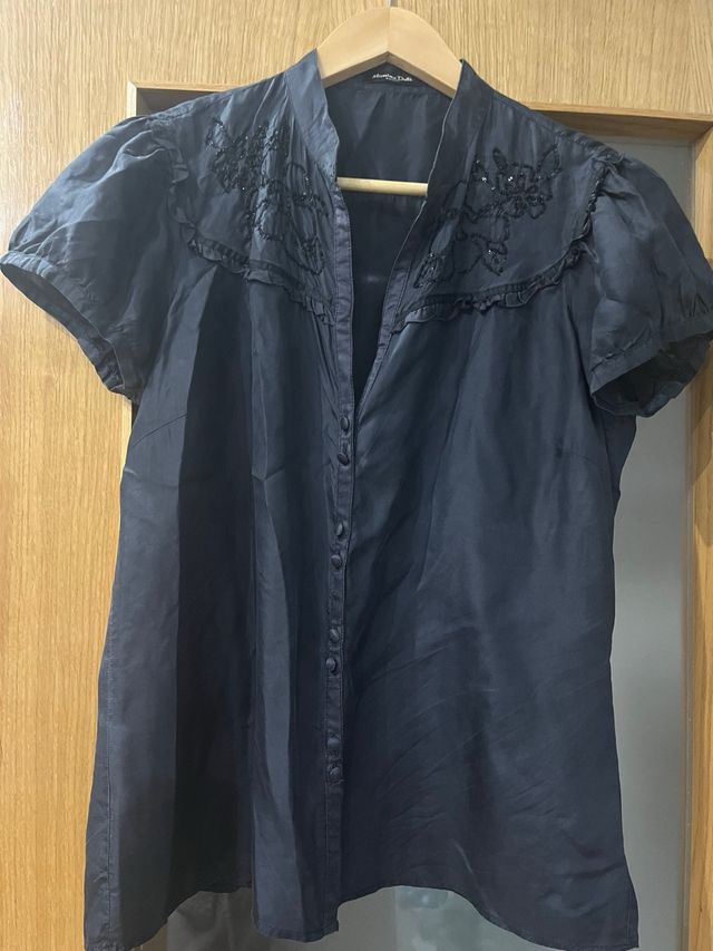 Camisa negra manga corta con detalle