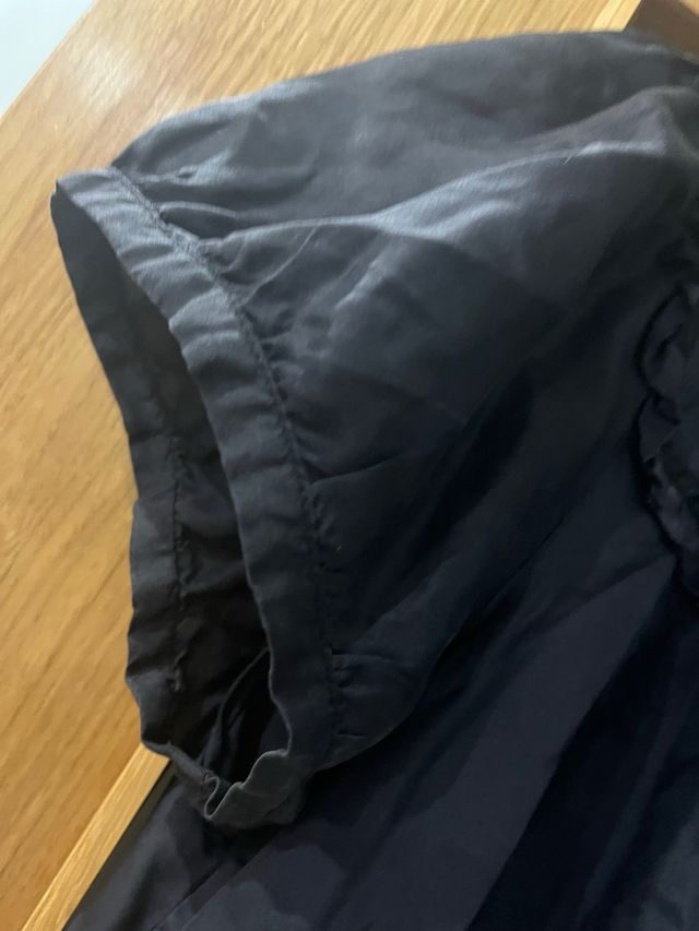 Camisa negra manga corta con detalle