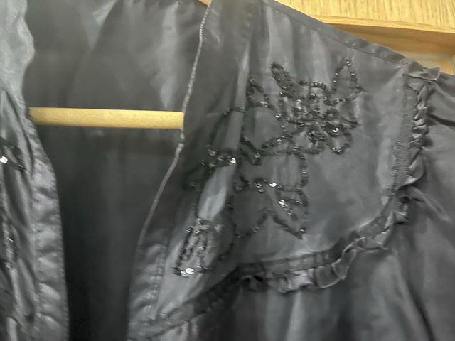 Camisa negra manga corta con detalle