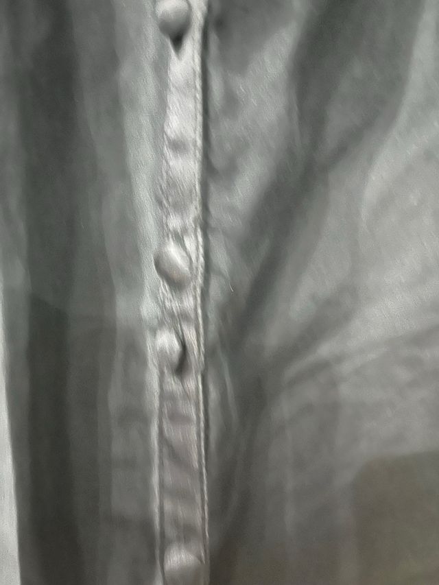 Camisa negra manga corta con detalle