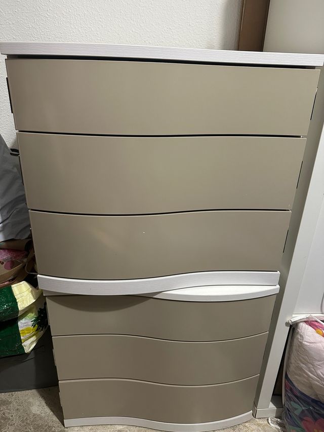 Cómoda beige y blanca + 2 mesitas de noche