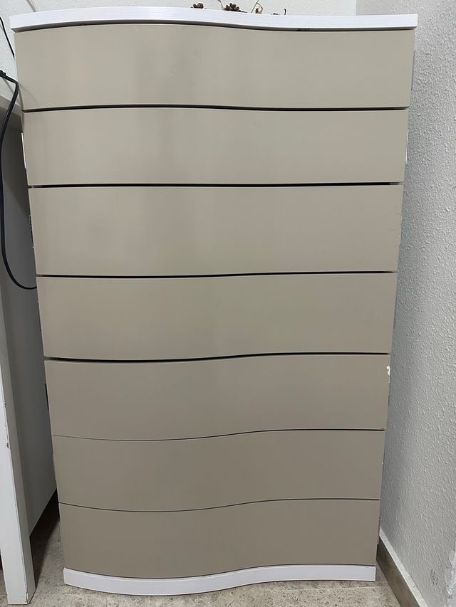 Cómoda beige y blanca + 2 mesitas de noche