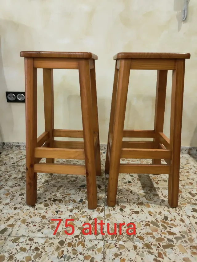 2 Taburetes de madera