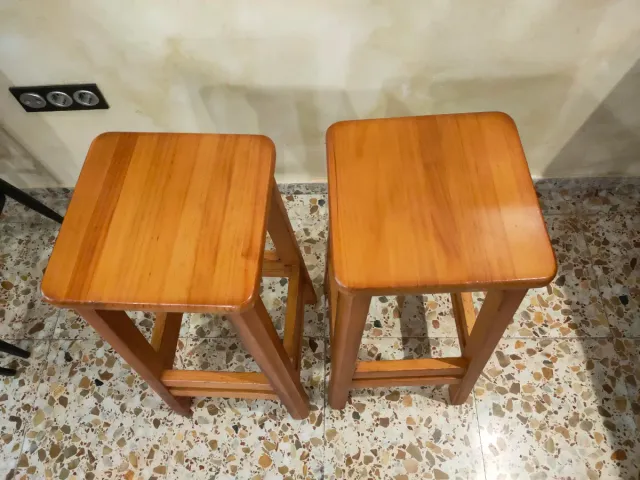 2 Taburetes de madera