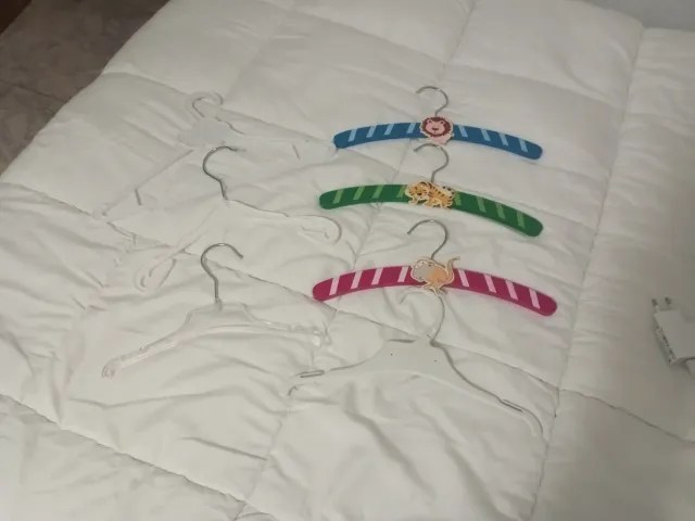 Lote perchas madera y plástico infantil