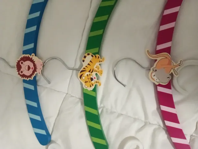 Lote perchas madera y plástico infantil