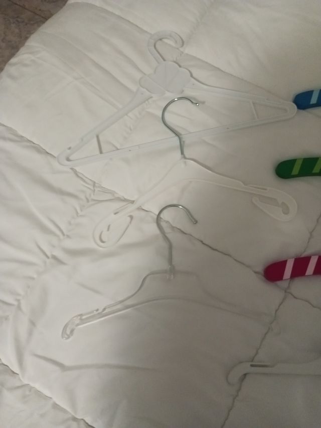 Lote perchas madera y plástico infantil