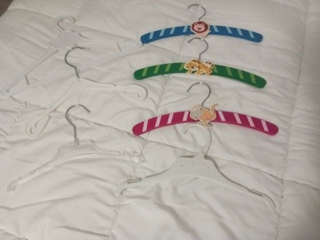 Lote perchas madera y plástico infantil