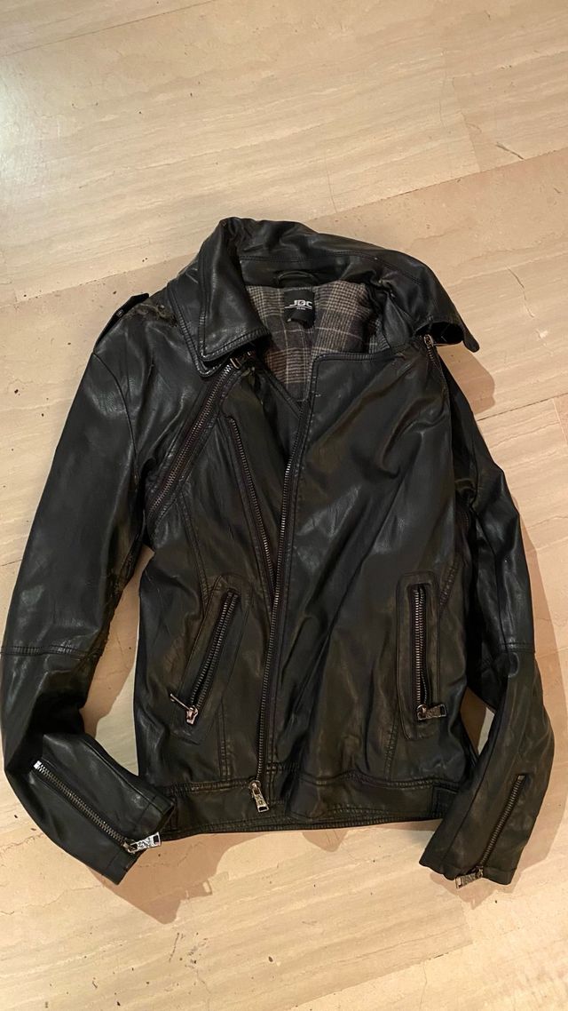 Chaqueta negra, opción de con y de sin mangas.