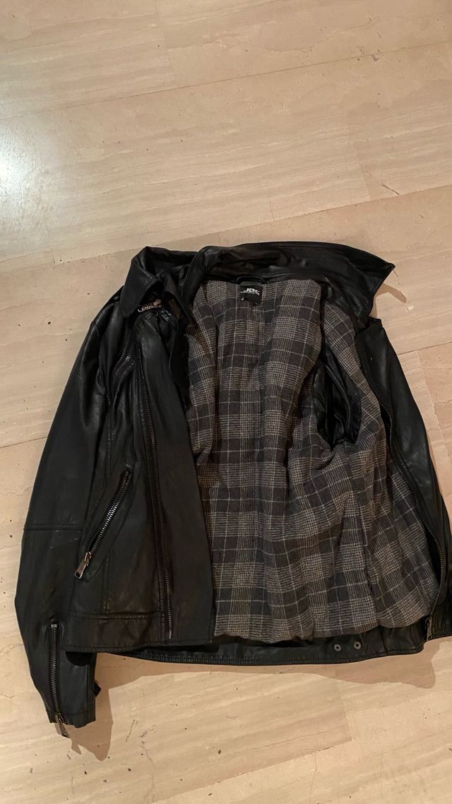 Chaqueta negra, opción de con y de sin mangas.