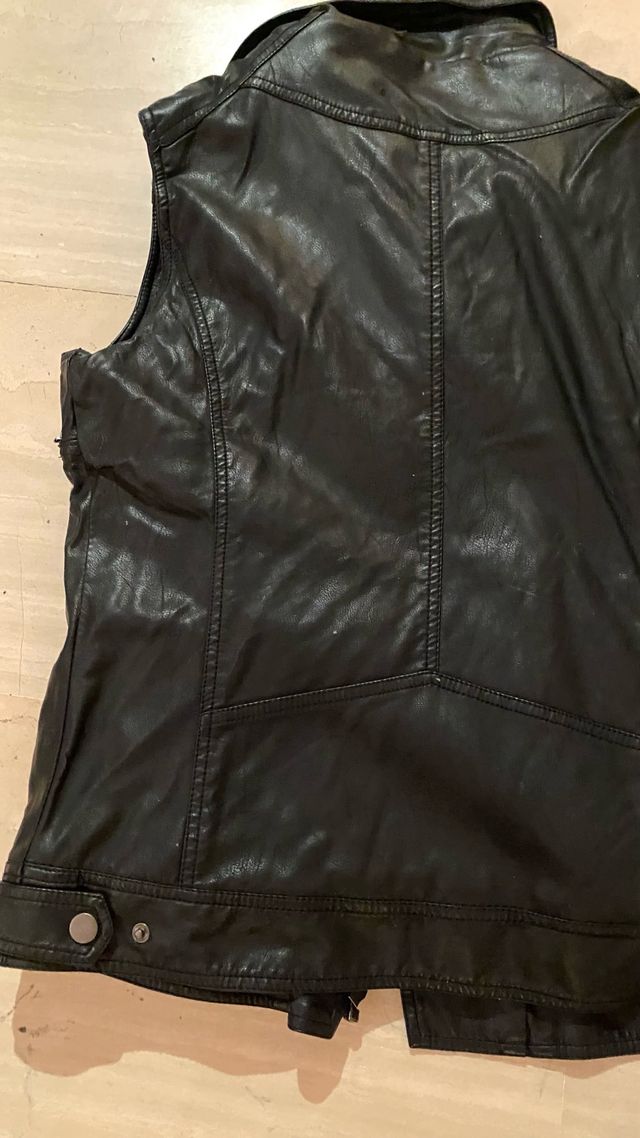 Chaqueta negra, opción de con y de sin mangas.