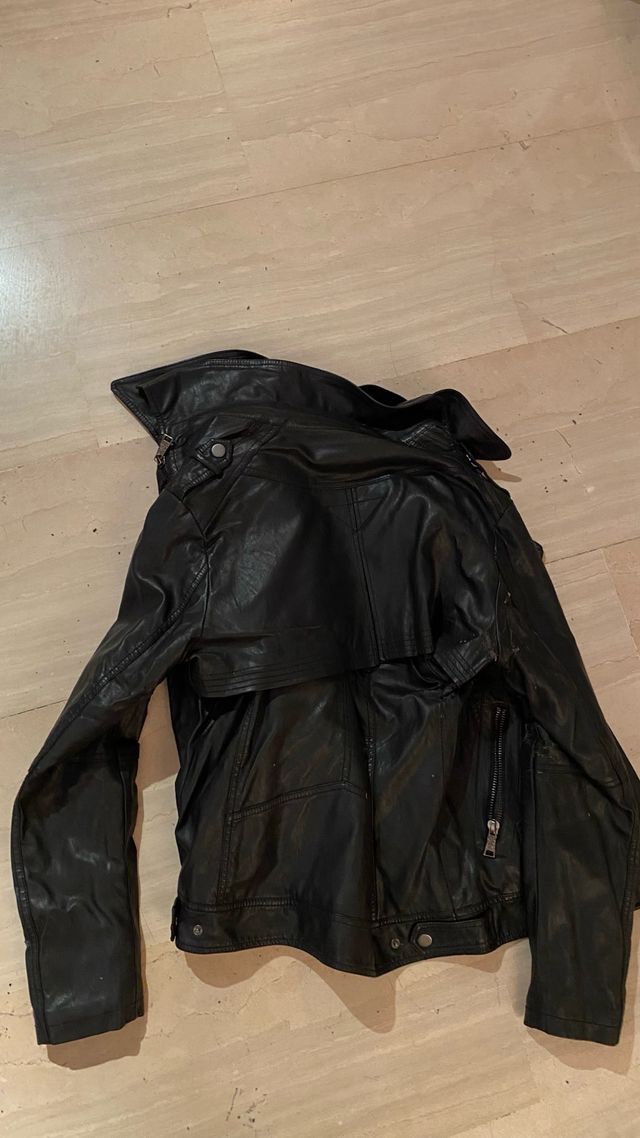 Chaqueta negra, opción de con y de sin mangas.