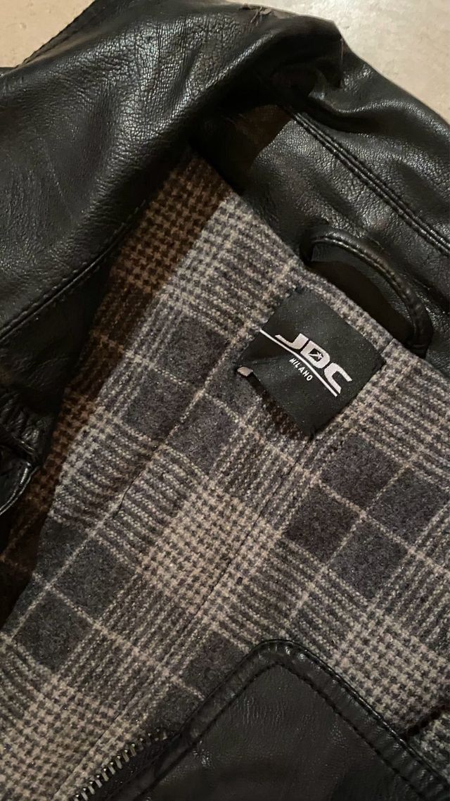 Chaqueta negra, opción de con y de sin mangas.