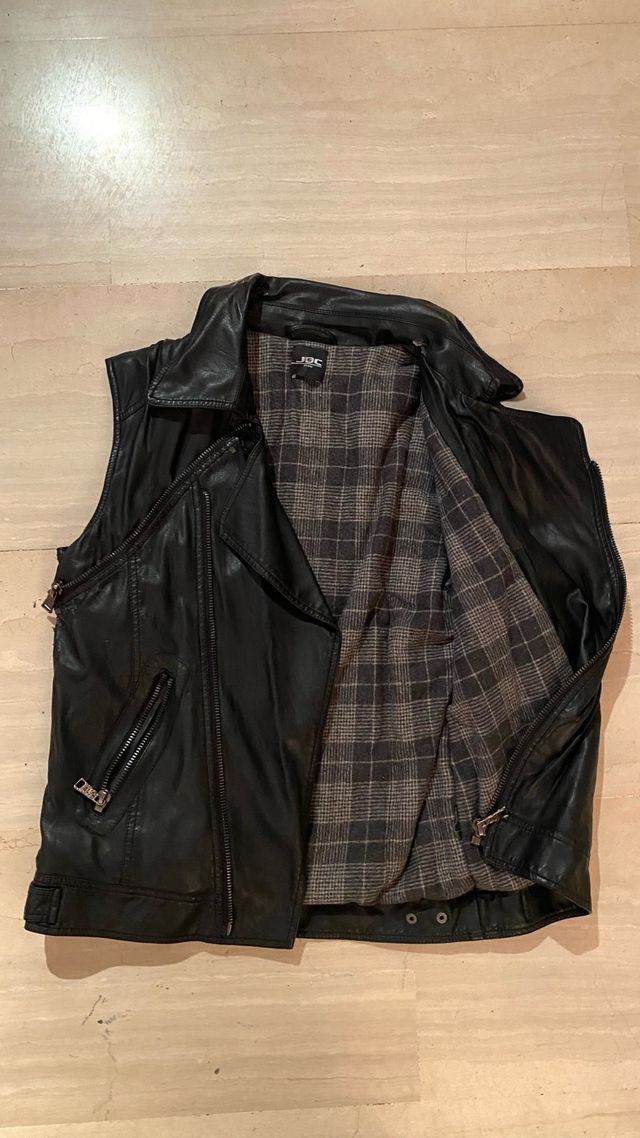 Chaqueta negra, opción de con y de sin mangas.