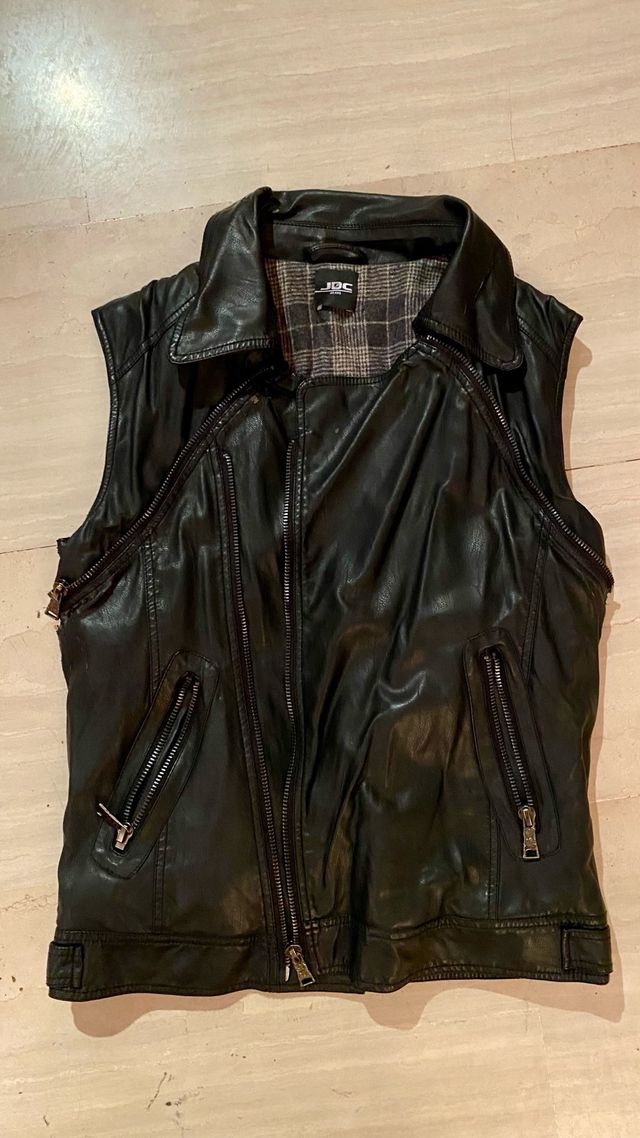 Chaqueta negra, opción de con y de sin mangas.