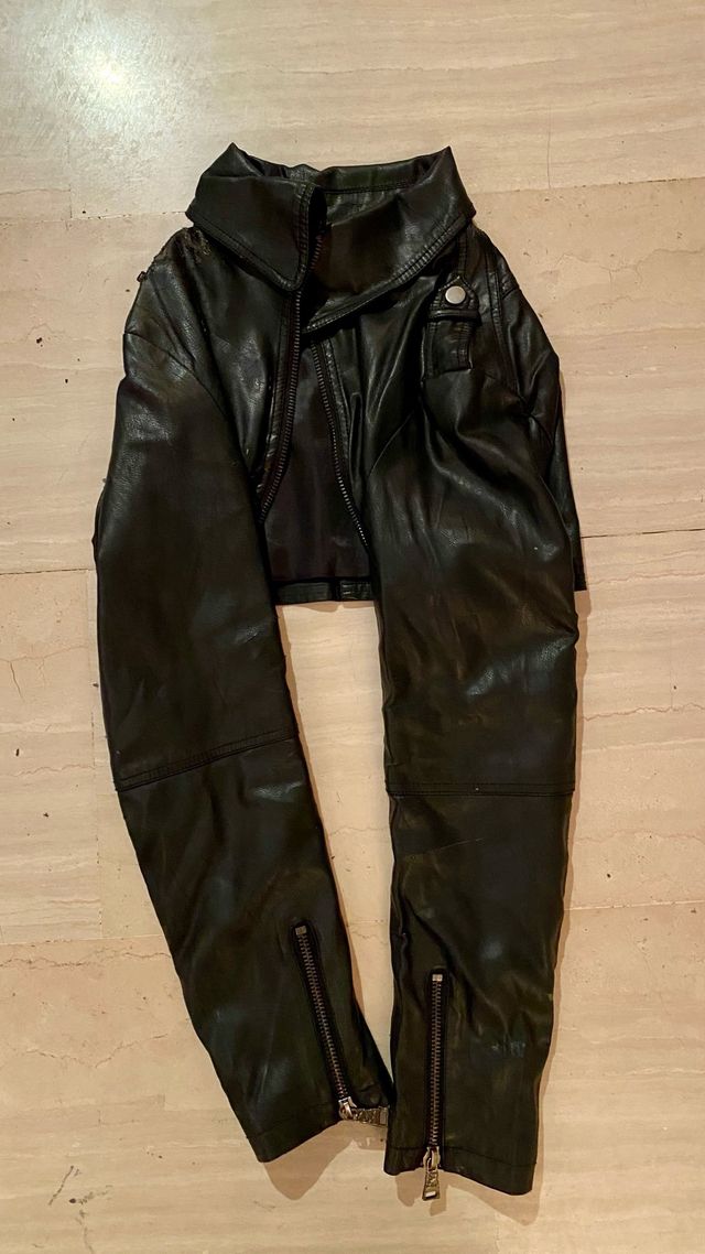 Chaqueta negra, opción de con y de sin mangas.