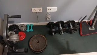 Equipo de gimnasio: pesas y banco