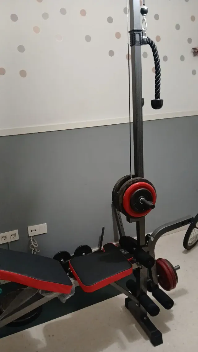 Equipo de gimnasio: pesas y banco