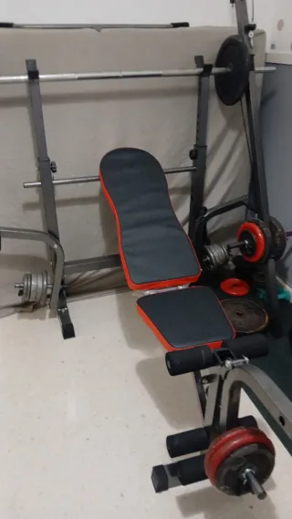 Equipo de gimnasio: pesas y banco