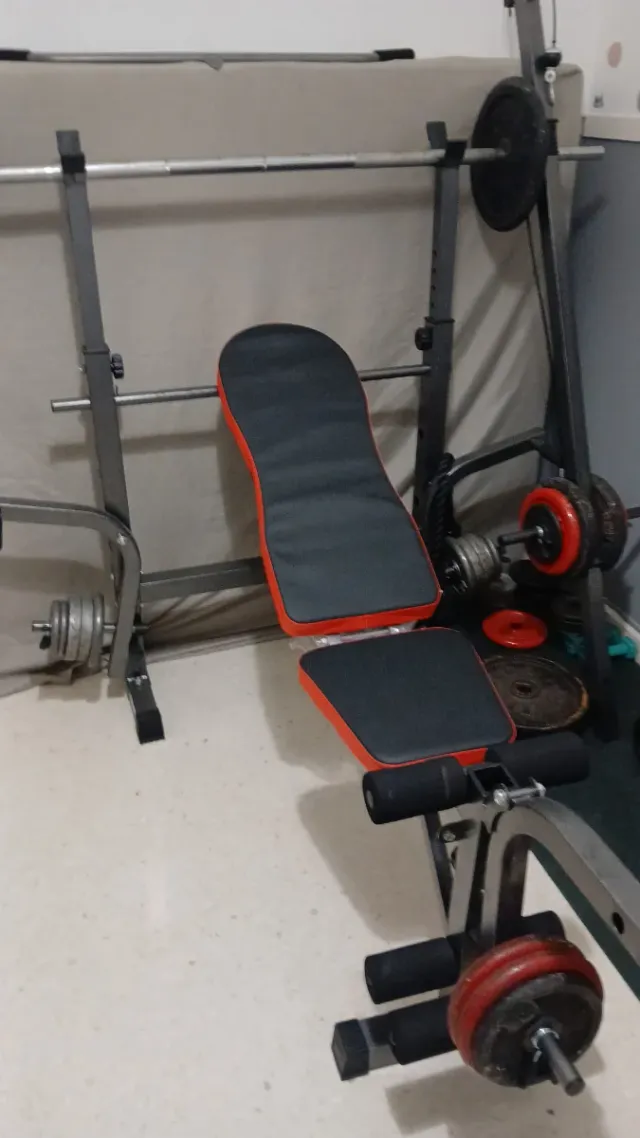 Equipo de gimnasio: pesas y banco