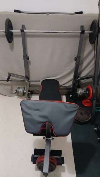 Equipo de gimnasio: pesas y banco