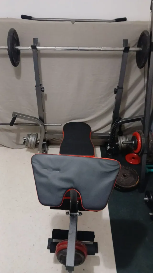 Equipo de gimnasio: pesas y banco