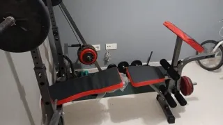 Equipo de gimnasio: pesas y banco