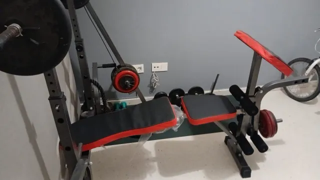 Equipo de gimnasio: pesas y banco
