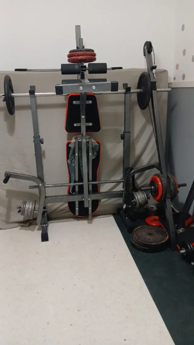 Equipo de gimnasio: pesas y banco