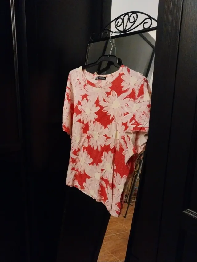 Maglietta Zara a fiori rossa e bianca taglia M