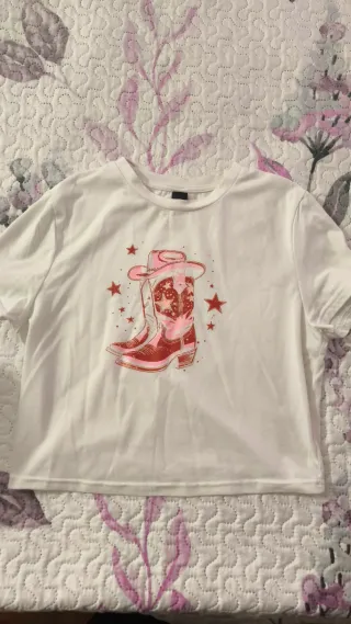 Camiseta corta con botas de vaquera