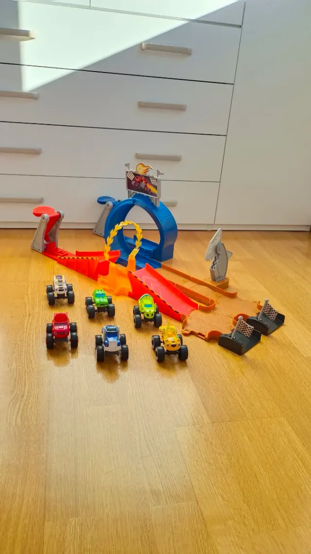 Circuito Blaze + 6 Monster Machines