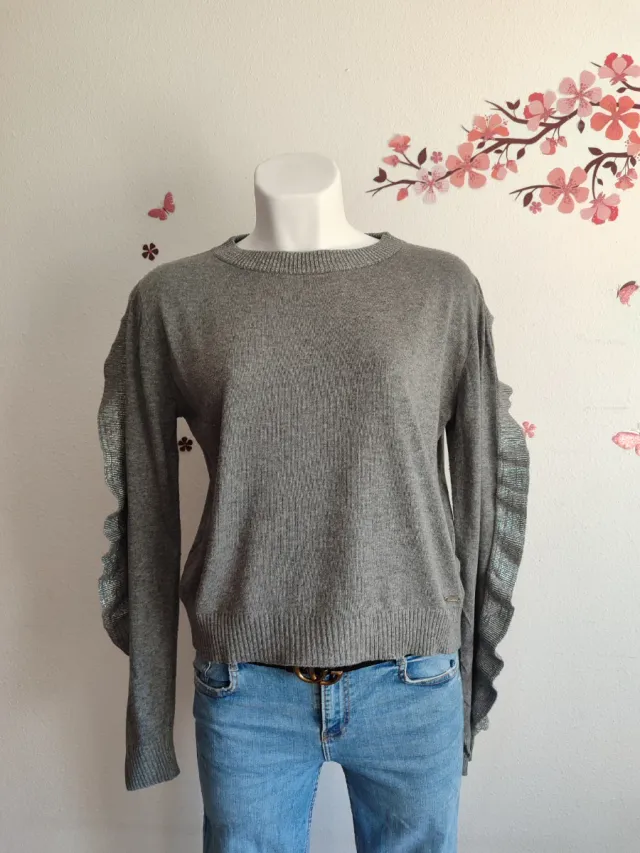 Jersey gris con volantes plateados