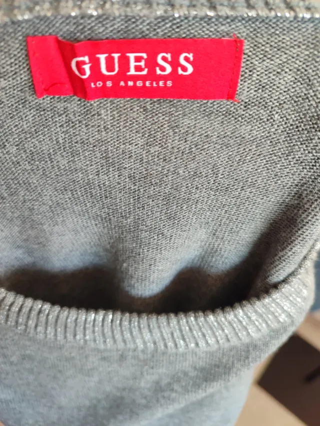 Jersey gris con volantes plateados