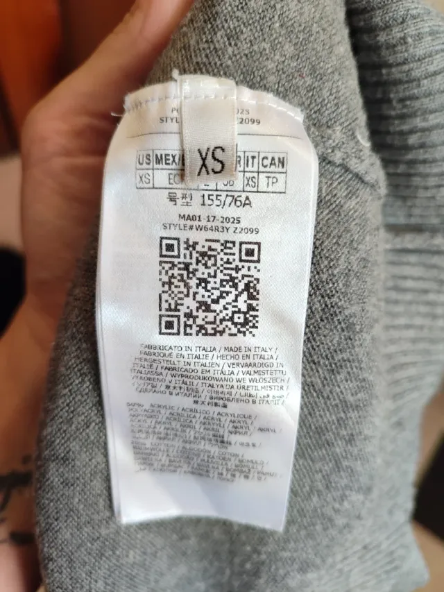 Jersey gris con volantes plateados