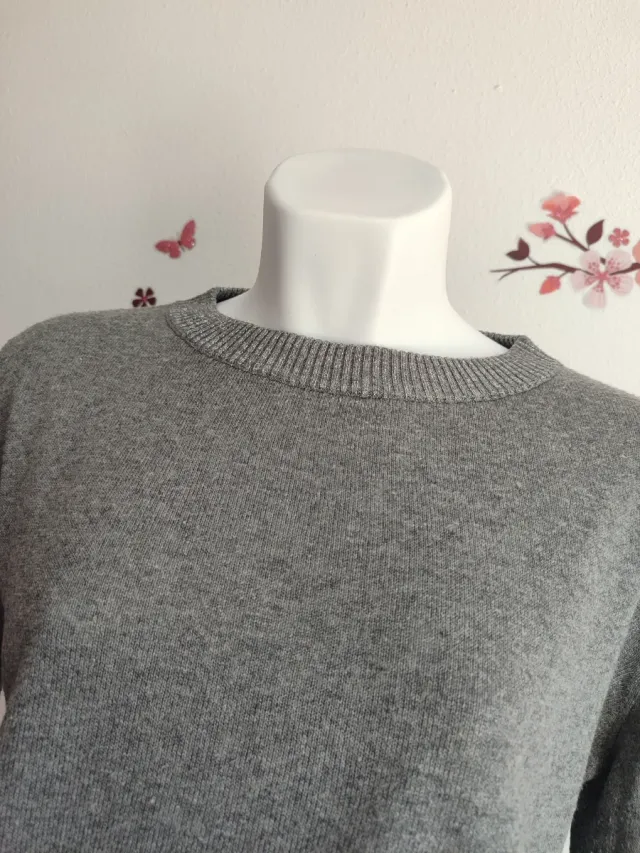 Jersey gris con volantes plateados