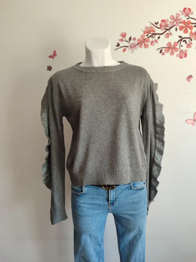 Jersey gris con volantes plateados