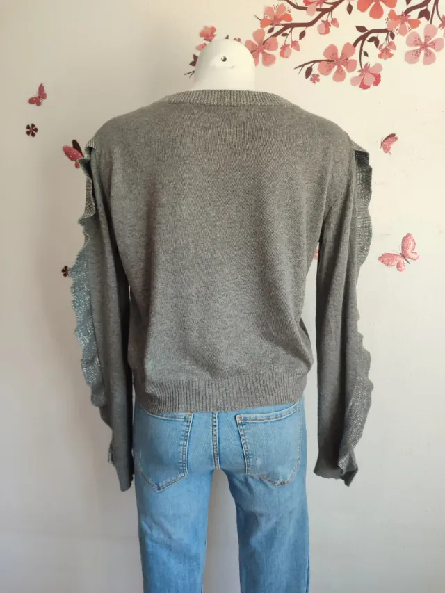 Jersey gris con volantes plateados
