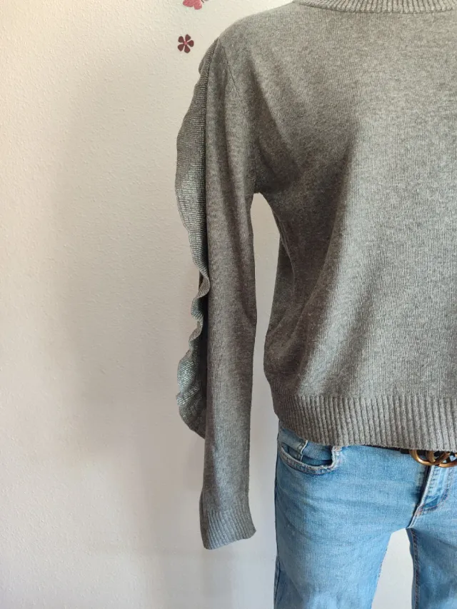 Jersey gris con volantes plateados