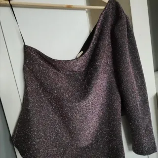 Blusa asimétrica brillante