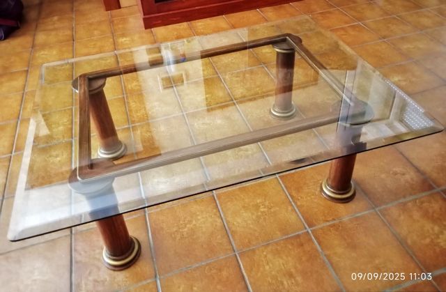 Tavolino da salotto con piano in cristallo