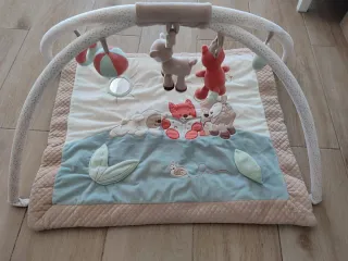 Parque infantil con gimnasio y peluches