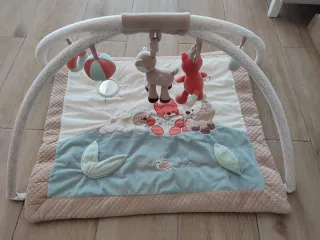 Parque infantil con gimnasio y peluches