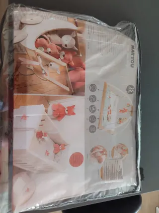 Parque infantil con gimnasio y peluches