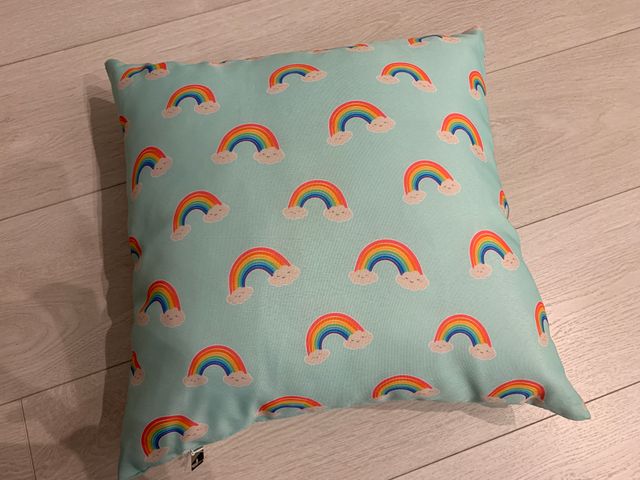 Cojín arcoíris nuevo