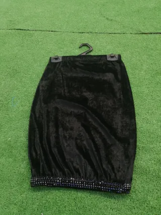 Falda negra con pedrería