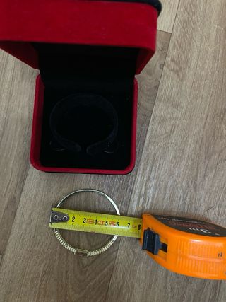 Pulsera dorada con diseño cuadrado