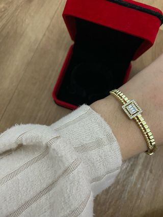 Pulsera dorada con diseño cuadrado